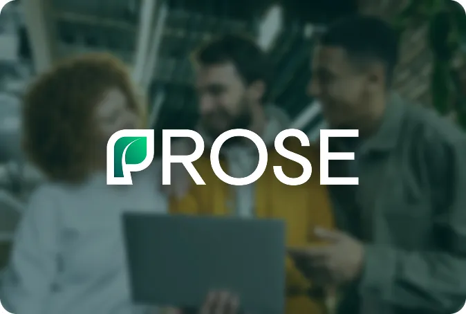 El logotipo de PROSE sobre una foto ligeramente borrosa de colegas trabajando juntos